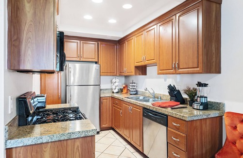 Beverly Hills Apartamento | 2 BR Oasis w/ Den Including Pool, W/D, Parking, & Fitness