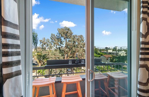 Beverly Hills Apartamento | 2 BR Oasis w/ Den Including Pool, W/D, Parking, & Fitness