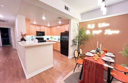 Encino Apartamento | 2 BR Oasis w/ Serene Views in Encino/ W/D, Parking