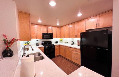 Encino Apartamento | 2 BR Oasis w/ Serene Views in Encino/ W/D, Parking
