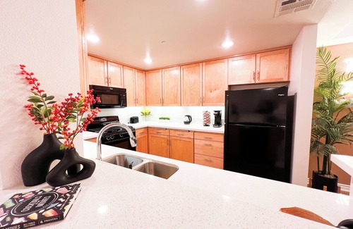 Encino Apartamento | 2 BR Oasis w/ Serene Views in Encino/ W/D, Parking