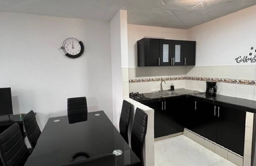 Cali Apartamento | 2 BR + OFFICE - Amplio apartamento completamente renovado , iluminado y moderno