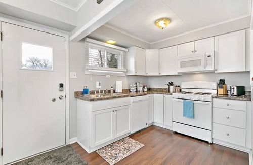 Oakwood Hills Casa | 2 BR remodeled home near Cary/Crystal Lake/McHenry
