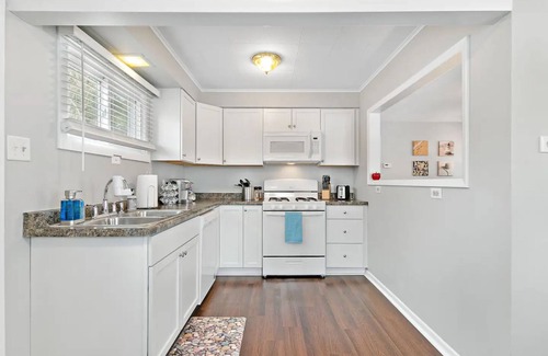 Oakwood Hills Casa | 2 BR remodeled home near Cary/Crystal Lake/McHenry