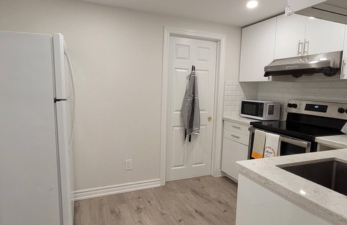 Pleasant View Apartamento | 2-BR Unit with en-suite Baths, Private Kitchen & Living Rm near Seneca