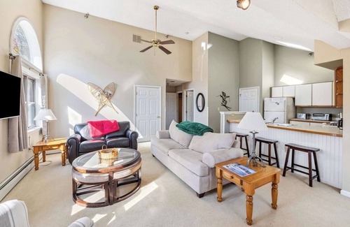Ludlow Apartamento | 2-BR Winterplace Ski-In/Ski-Out Okemo Escape
