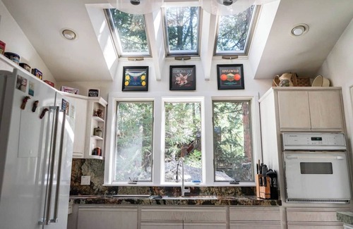 Idyllwild Cabina | 2 Brooks: caminata a la ciudad, transmisión estacional, cubierta trasera impresionante y arquitectura genial