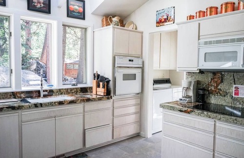 Idyllwild Cabina | 2 Brooks: caminata a la ciudad, transmisión estacional, cubierta trasera impresionante y arquitectura genial