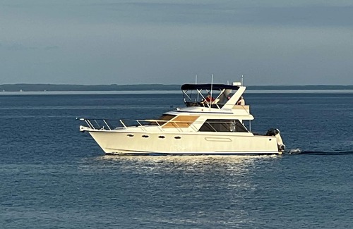 Bay Harbor Alquiler De Eote | 2 Cabin Classic Yacht in Petoskey's Bay Harbor