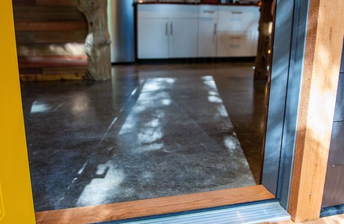 Ucluelet Cabina | #2 CABIN COUPLES KING BED HOTTUB BEACH