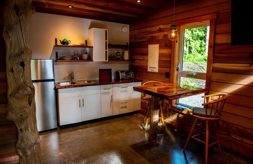 Ucluelet Cabina | #2 CABIN COUPLES KING BED HOTTUB BEACH