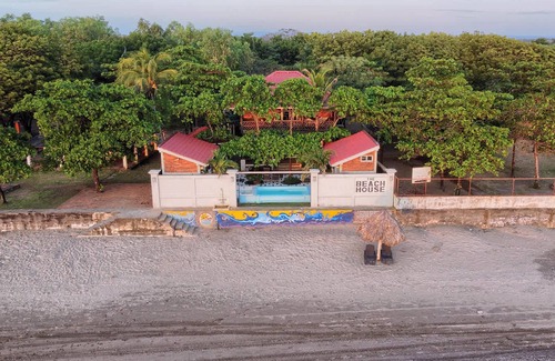 Pochomil Apartamento | 2 Casitas for 8 Guests on Beach Front w Pool AC