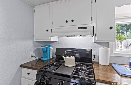 North Star Cabaña | #2 Charming Midtown Bungalow / Fire-Pit + BBQ