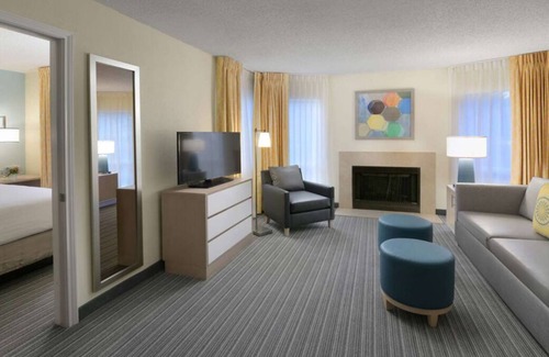 Houston Casa | 2 Comfortable Units! FREE Breakfast & Parking, Pool, Close to Rocket Park!