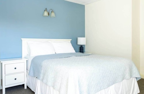 Newport Hotel | #2 | Comfy Room w/ Queen-bed