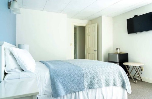 Newport Hotel | #2 | Comfy Room w/ Queen-bed