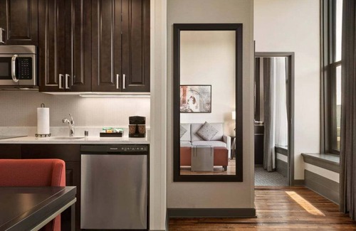 East Town Apartamento | 2 Connecting Suites at a Hotel