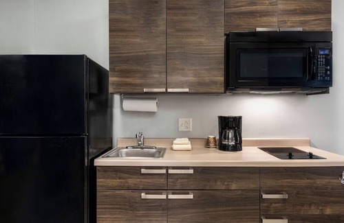 Mitchell Hotel | 2 Convenient Rooms Near Iconic Corn Palace with Full Kitchen – Pet Friendly!