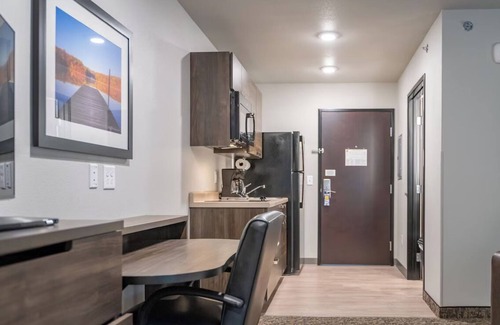 Mitchell Hotel | 2 Convenient Rooms Near Iconic Corn Palace with Full Kitchen – Pet Friendly!