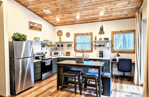 Pinetop Cabaña | 2 Covered decks, patio dining, quiet, tall pines