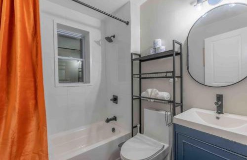 Upper Roseville Apartamento | 2 Days Stay Get 40 percent OFF for, Sleeps 6 & 2 Queen