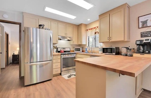Arnold Cabina | 2 Dog Lodge · 2 Dog Lodge, 4-Season Dog Friendly Cabin + yard