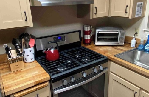 Arnold Cabina | 2 Dog Lodge · 2 Dog Lodge, 4-Season Dog Friendly Cabin + yard