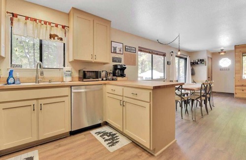 Arnold Cabina | 2 Dog Lodge · 2 Dog Lodge, 4-Season Dog Friendly Cabin + yard