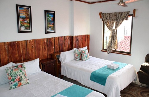 San Isidro Cama Y Desayuno | 2 Double beds, kitchen and Living room 20 min Alajuela airport. Best views!