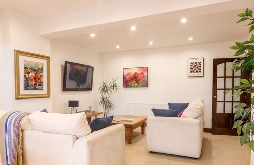Rocester Cabaña | 2 DOVE COTTAGE, family friendly, with a garden in Rocester