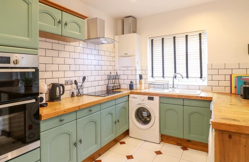 Rocester Cabaña | 2 DOVE COTTAGE, family friendly, with a garden in Rocester