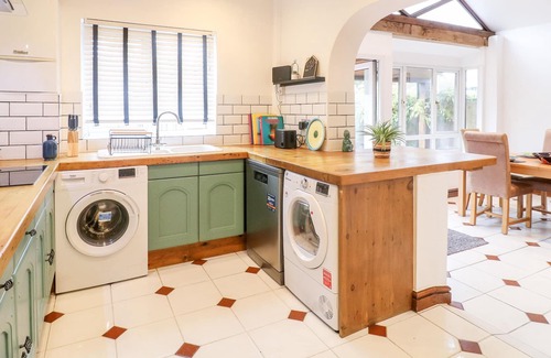 Rocester Cabaña | 2 DOVE COTTAGE, family friendly, with a garden in Rocester