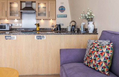 West Bay Cabaña | 2 DRIFTWOOD, family friendly, country holiday cottage in West Bay