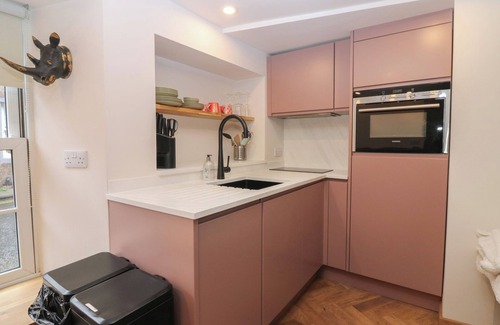 Gattonside Cabaña | 2 EAST PORT, pet friendly, with a garden in Melrose