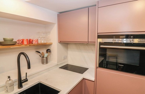 Gattonside Cabaña | 2 EAST PORT, pet friendly, with a garden in Melrose