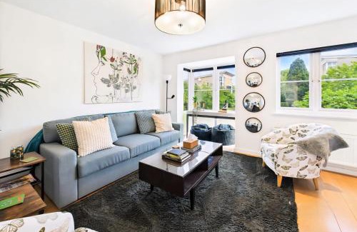 Epsom Casa | 2 Ensuite beds house, sleep 4 With free parking, Self Check-in, and Close link to London, Zone 6