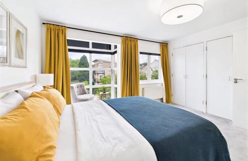 Epsom Casa | 2 Ensuite beds house, sleep 4 With free parking, Self Check-in, and Close link to London, Zone 6