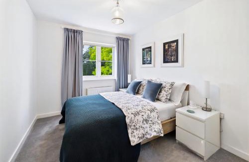Epsom Casa | 2 Ensuite beds house, sleep 4 With free parking, Self Check-in, and Close link to London, Zone 6