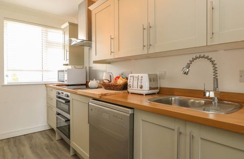 Mawgan Porth Cabaña | 2 EUROPA COURT, pet friendly, country holiday cottage in Mawgan Porth