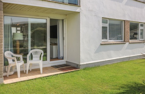 Mawgan Porth Cabaña | 2 EUROPA COURT, pet friendly, country holiday cottage in Mawgan Porth