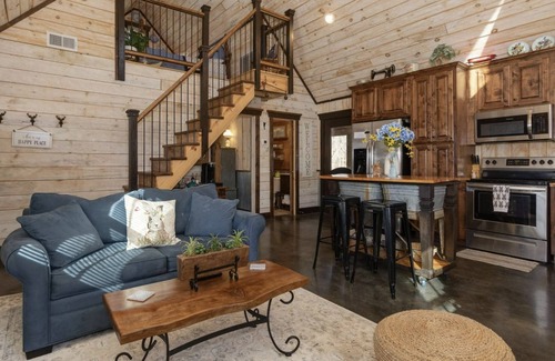 Rising Fawn Cabina | 2 Family Cabins - Hot Tub - Fire Pits - Screened in Porches - 2 miles to Cloudland Canyon Park