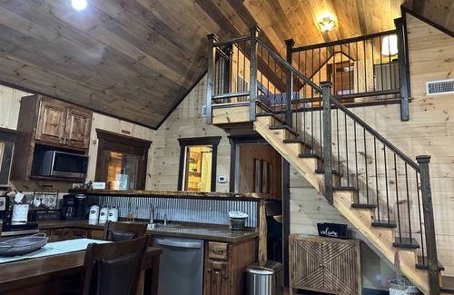 Rising Fawn Cabina | 2 Family Cabins - Hot Tub - Fire Pits - Screened in Porches - 2 miles to Cloudland Canyon Park