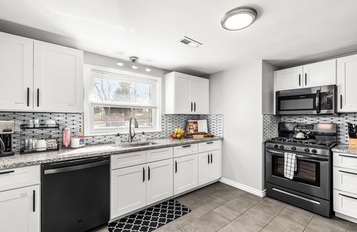 Shelby Township Casa | 2 Family Duplex Home | Shelby Township | Sleeps 10+