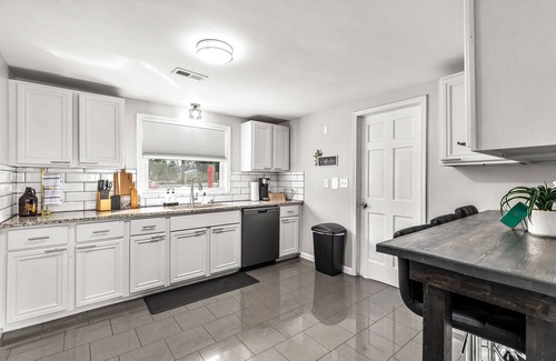 Shelby Township Casa | 2 Family Duplex Home | Shelby Township | Sleeps 10+