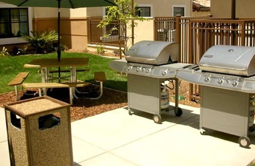 Thousand Oaks Casa | 2 Family-friendly Units with Kitchens! Pets Allowed! Outdoor Swimming Pool!