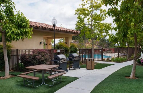 Thousand Oaks Casa | 2 Family-friendly Units with Kitchens! Pets Allowed! Outdoor Swimming Pool!