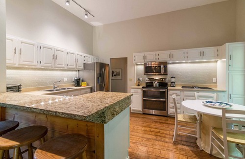 Stratton Mountain Casa | Renovado, cómodo, en el servicio de traslado de esquí, 1 minuto a Stratton, jacuzzi, sauna, parrillas