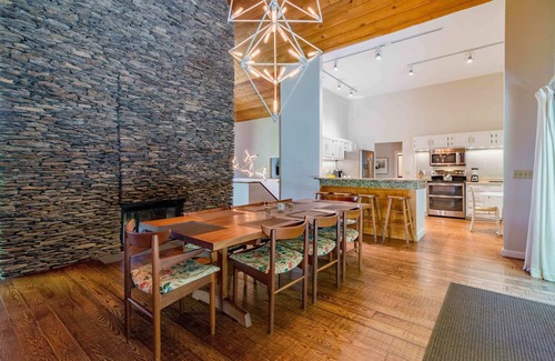 Stratton Mountain Casa | Renovado, cómodo, en el servicio de traslado de esquí, 1 minuto a Stratton, jacuzzi, sauna, parrillas