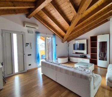 Cadrezzate Casa | 2' from Lake Monate 5' from Euratom, Wi-Fi