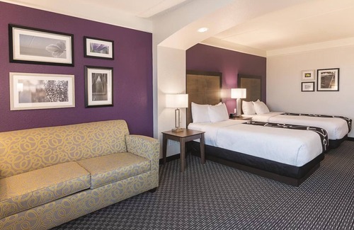 Arlington Hotel | 2 Full Beds w/ Full-Sized Sleeper Sofa, La Quinta Inn, Dive in Nearby Adventures